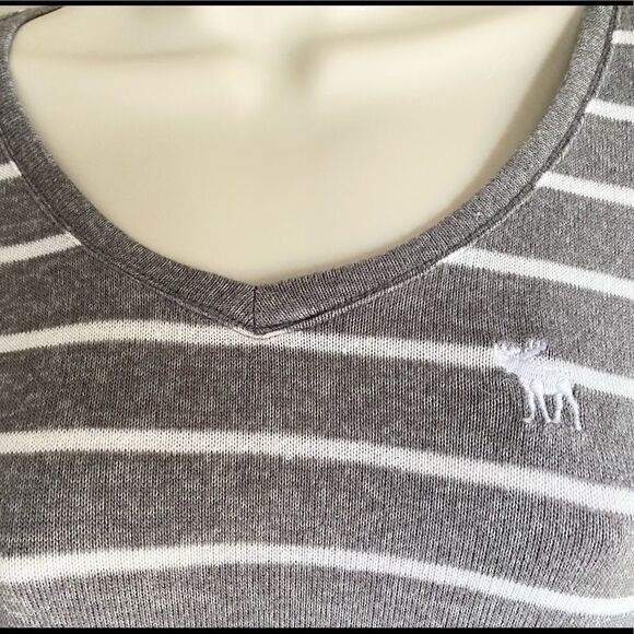 Abercrombie & Fitch Grey Tops Lot of 2 - Picture 8 of 10